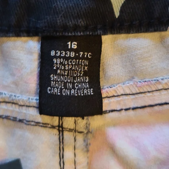 💙 Floral Shorts 💙 Host Pick 🥂🍾 - Picture 5 of 5